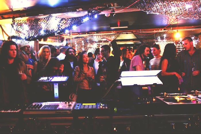 play bar