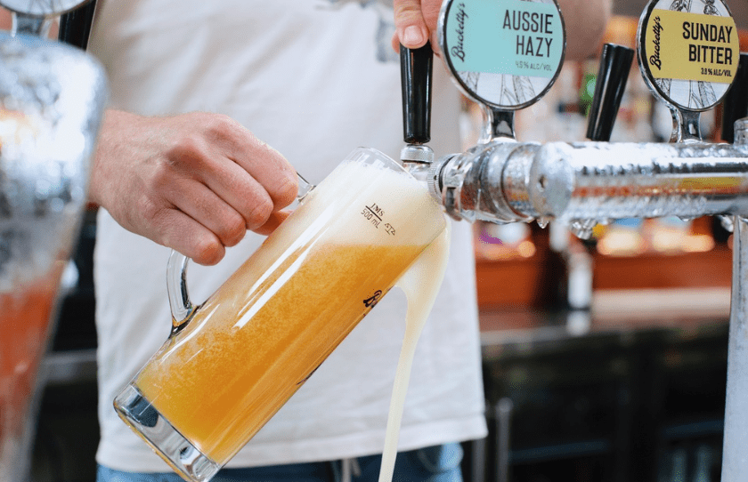 Bartender pouring a pint at Bucketty's in Brookvale. SYdney best breweries