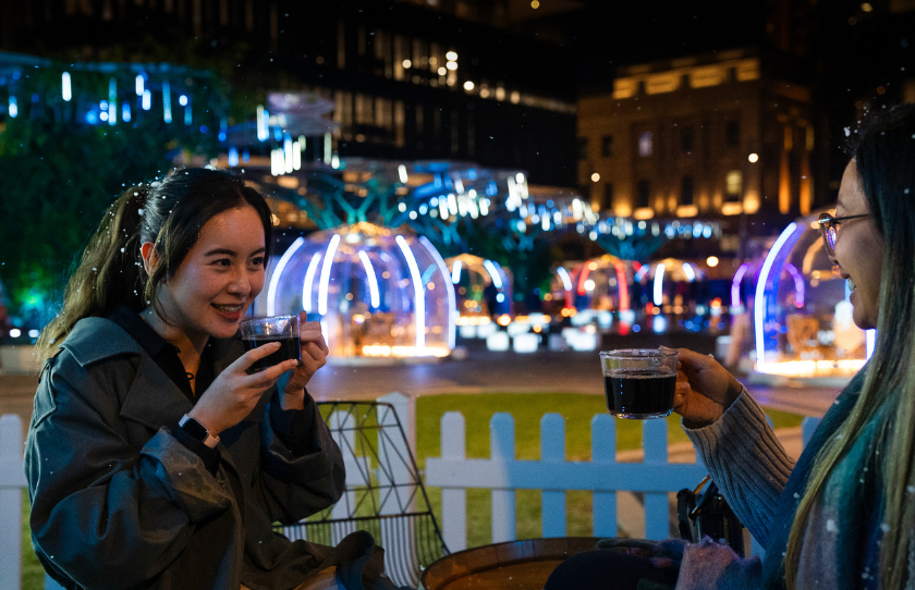 Raclette Igloo drinking mulled wine