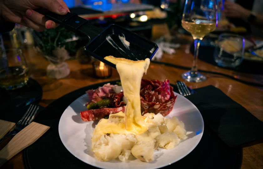 Raclette Igloo cheese pull